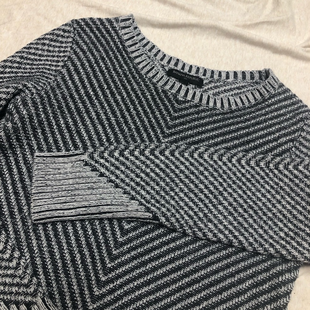Banana Republic 100% Cotton Knit Sweater Chevron Pattern Textured Grey and White